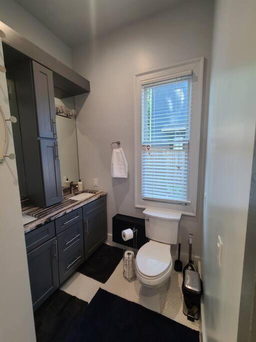 West End Modern Atlanta 3 Bedroom Bungalow Экстерьер фото